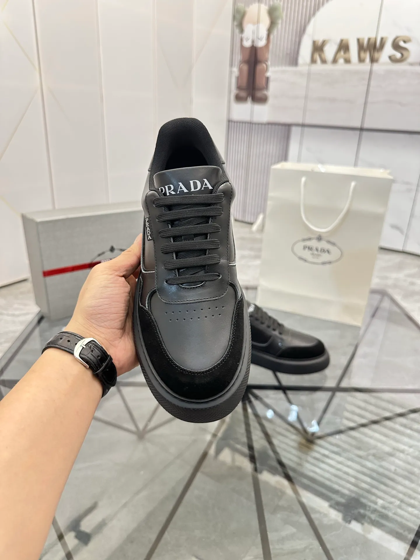 Men's shoes: 💰P580¥ High-end top quality Product trademark: Prada *"Prada*" low-top casual shoes Regular size: 38-45 (can be customized to 46) Product materials: imported first-layer cowhide stitching nubuck leather upper, breathable lining, cowhide foot pads, original ultra-light foam outsole. No.: 001